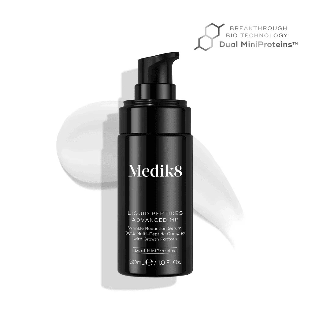 Medik8 Liquid Peptides Advanced MP сироватка з проривною біотехнологією Dual MiniProteinsTM у складі для боротьби з ознаками старіння шкіри.